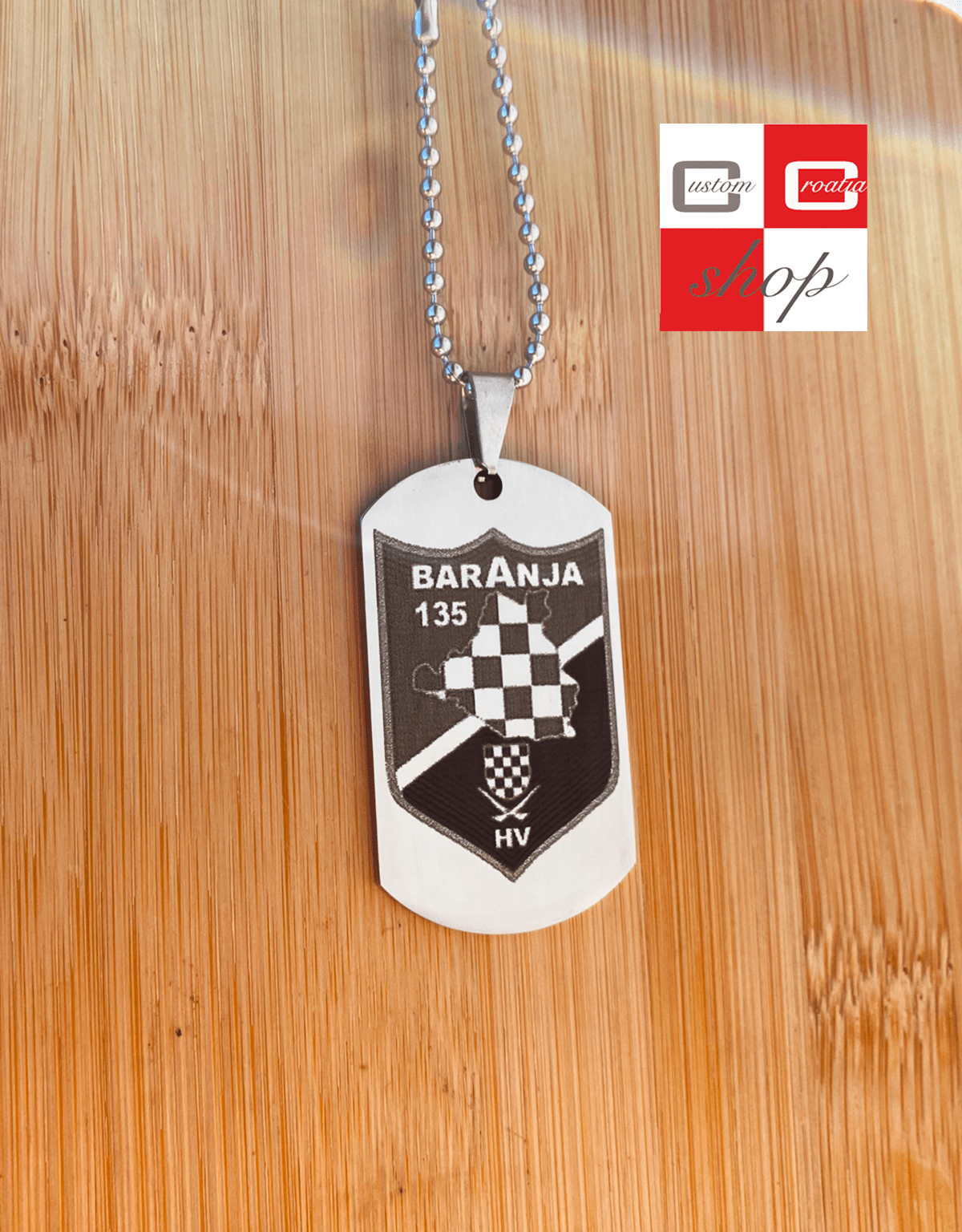 135. brigada Baranja, personalizirana laserski gravirana pločica od visoko kvalitetnog nehrđajučeg medicinskog čelika u više veličina i boja, sa lančićem srebrne boje. - CustomCroatiaShop