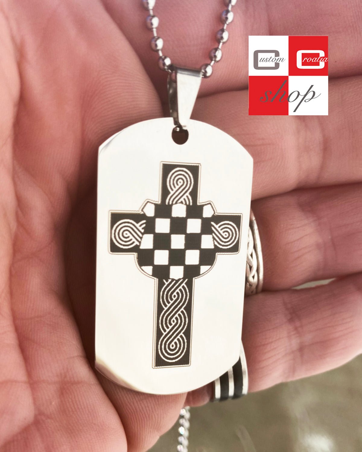Hrvatski grb na križu, personalizirana laserski gravirana pločica od visoko kvalitetnog nehrđajučeg medicinskog čelika u više veličina i boja, sa lančićem srebrne boje. - CustomCroatiaShop