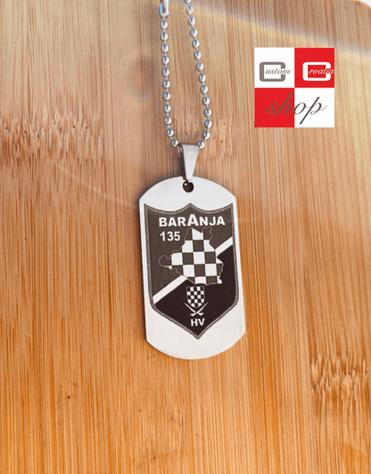 135. brigada Baranja, personalizirana laserski gravirana pločica od visoko kvalitetnog nehrđajučeg medicinskog čelika u više veličina i boja, sa lančićem srebrne boje. - CustomCroatiaShop