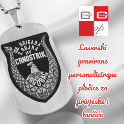 156. brigada 3. bojna Crnostrik Vrgorac, personalizirana laserski gravirana pločica od visoko kvalitetnog nehrđajučeg medicinskog čelika u više veličina i boja, sa lančićem srebrne boje.