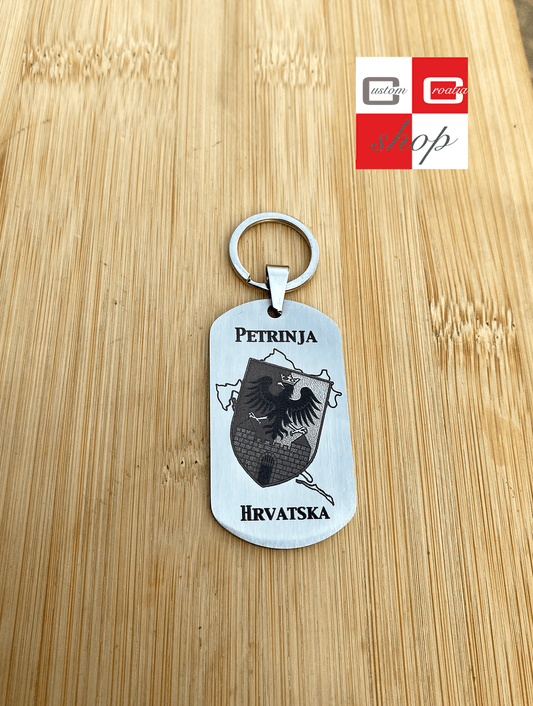Grb grada Petrinje, personalizirana laserski gravirana pločica od visoko kvalitetnog nehrđajučeg medicinskog čelika u više veličina i boja, sa lančićem srebrne boje. - CustomCroatiaShop