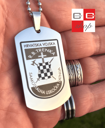 RB Trenka, samostalna uskočka bojna, personalizirana laserski gravirana pločica od visoko kvalitetnog nehrđajučeg medicinskog čelika u više veličina i boja, sa lančićem srebrne boje. - CustomCroatiaShop