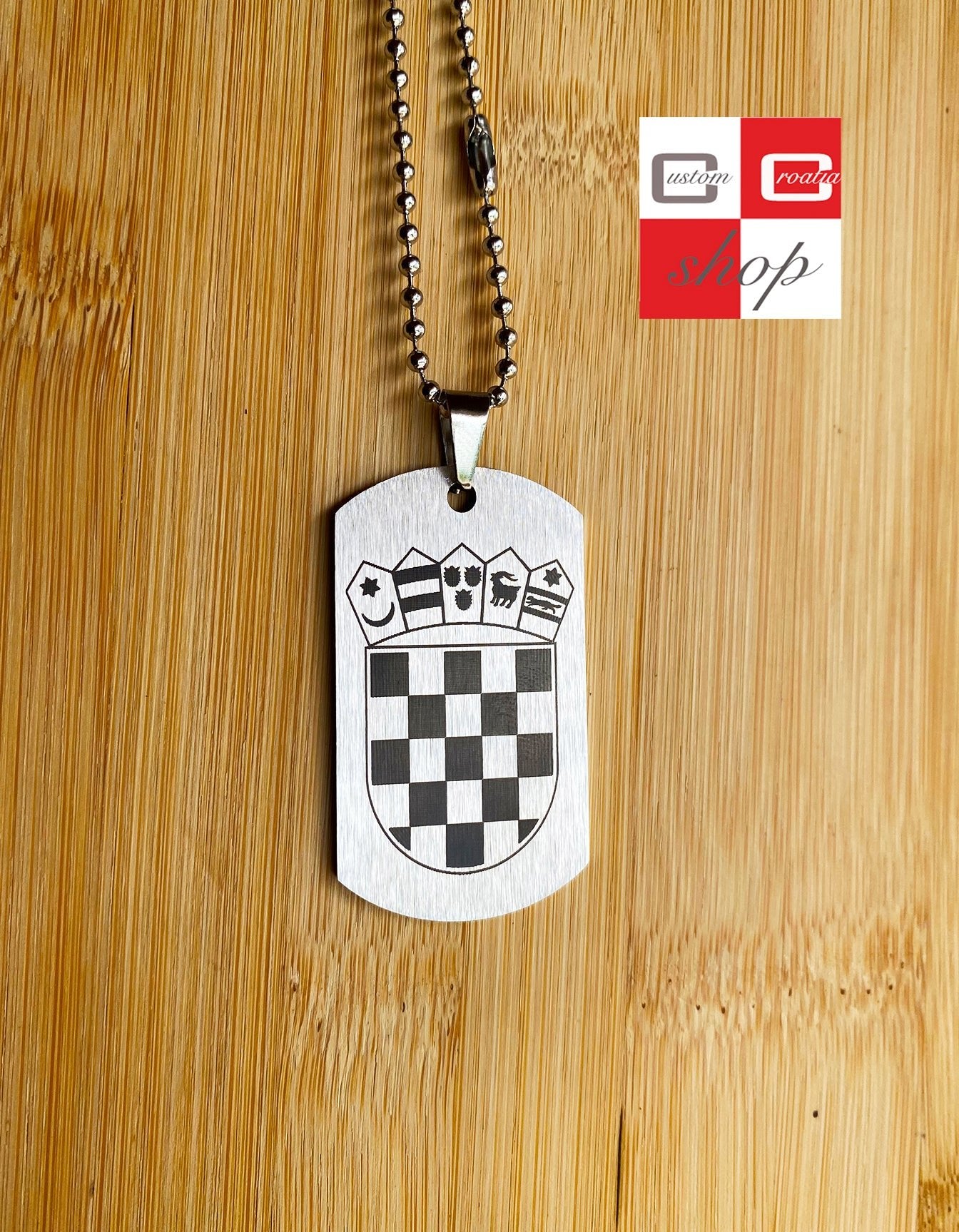 Hrvatski grb, personalizirana laserski gravirana pločica od visoko kvalitetnog nehrđajučeg medicinskog čelika u više veličina i boja, sa lančićem srebrne boje. - CustomCroatiaShop