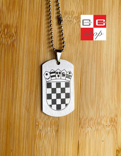 Hrvatski grb, personalizirana laserski gravirana pločica od visoko kvalitetnog nehrđajučeg medicinskog čelika u više veličina i boja, sa lančićem srebrne boje. - CustomCroatiaShop