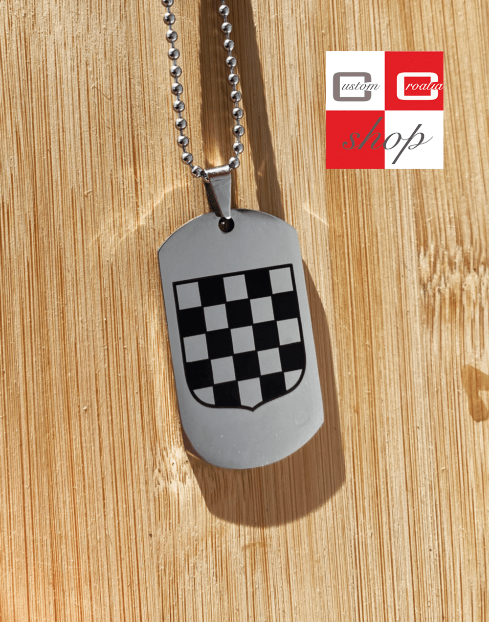 Hrvatski grb bijelo polje, personalizirana laserski gravirana pločica od visoko kvalitetnog nehrđajučeg medicinskog čelika u više veličina i boja, sa lančićem srebrne boje. - CustomCroatiaShop