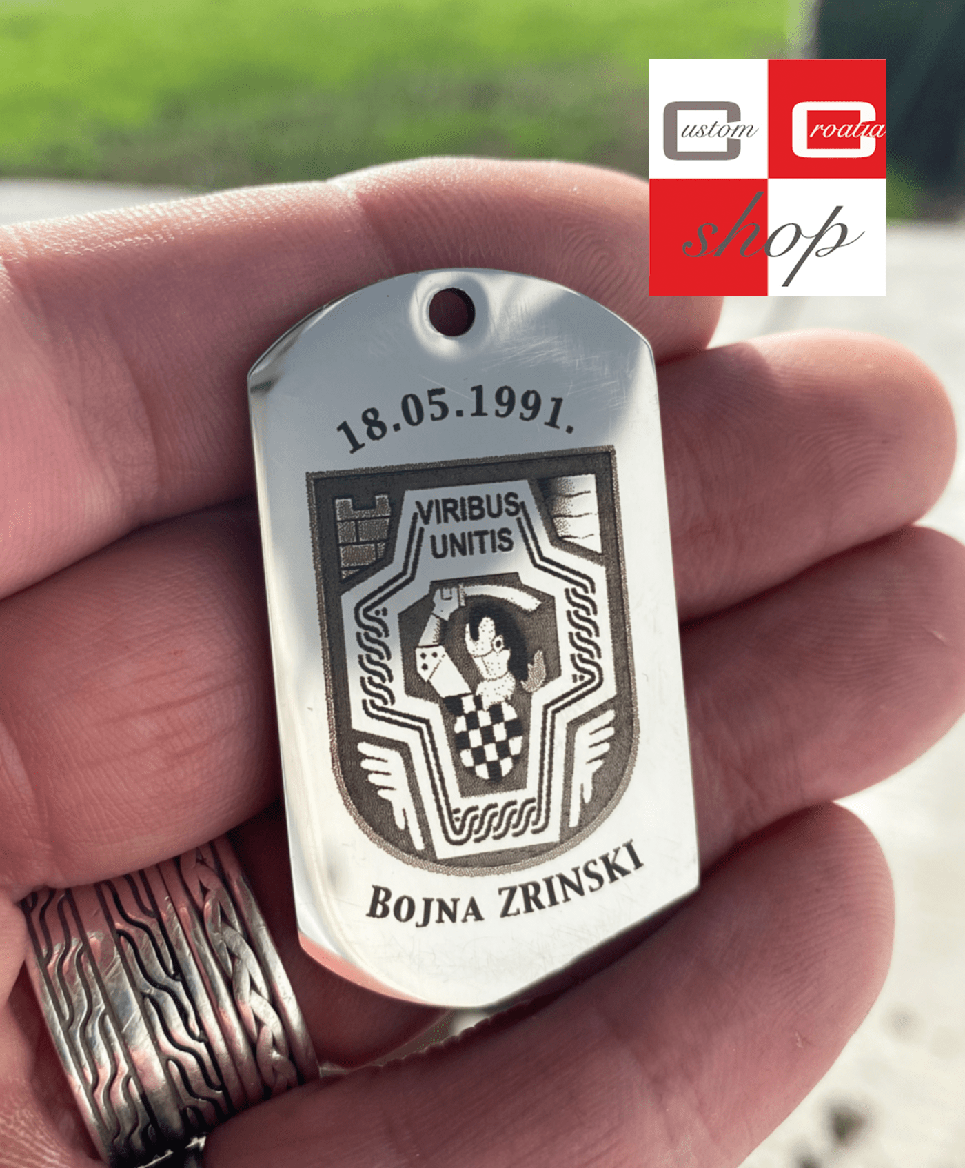 Bojna Zrinski, Viribus Unitis, personalizirana laserski gravirana pločica od visoko kvalitetnog nehrđajučeg medicinskog čelika u više veličina i boja, sa lančićem srebrne boje. - CustomCroatiaShop